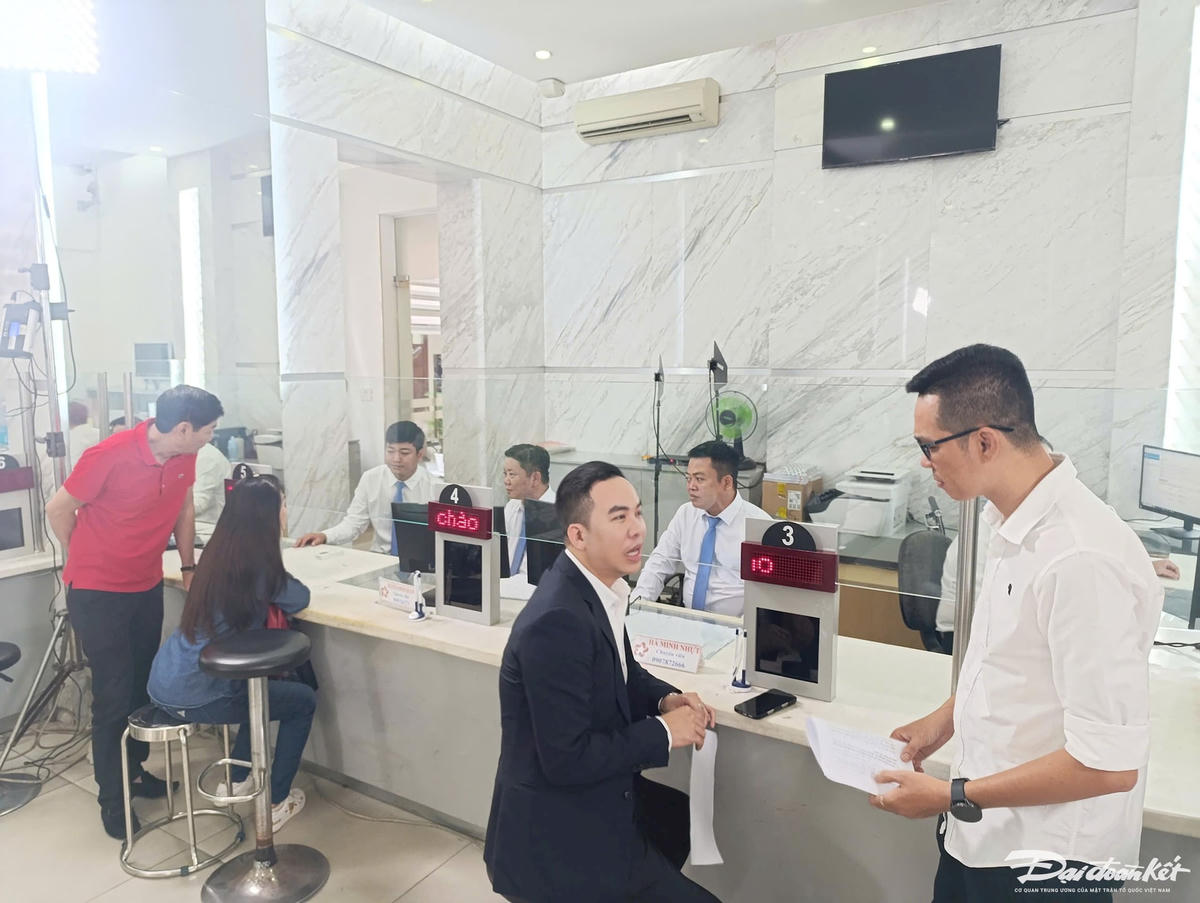 Những người dân đầu tiên đến làm hồ sơ hành chính tại UBND phường Sài Gòn vào sáng sớm ngày 1/7. Ảnh: Hồng Phúc.