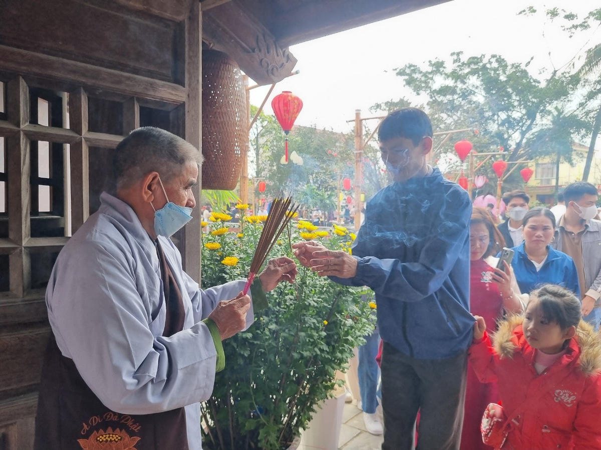 Vượt hàng chục cây số để đi cầu bình an đầu năm, anh Dương Tiến Đạt (ở TP. Đồng Hới, Quảng Bình) chia sẻ: “Nhiều năm nay, năm nào gia đình tôi cũng đến chùa Hoằng Phúc để cầu bình an vào sáng mồng 1 Tết bởi đây là ngôi chùa thiêng liêng và có lịch sử lâu đời, ngoài ra ngôi chùa cũng có cảnh quan đẹp và nhiều hạng mục độc đáo giúp chúng tôi có thể lưu lại những khoảnh khắc đẹp trong ngày đầu năm mới”.