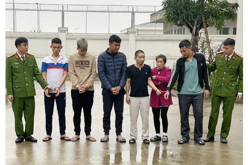 Những người có liên quan đến việc buôn bán, tàng trữ ma túy bị di lý về trại giam.