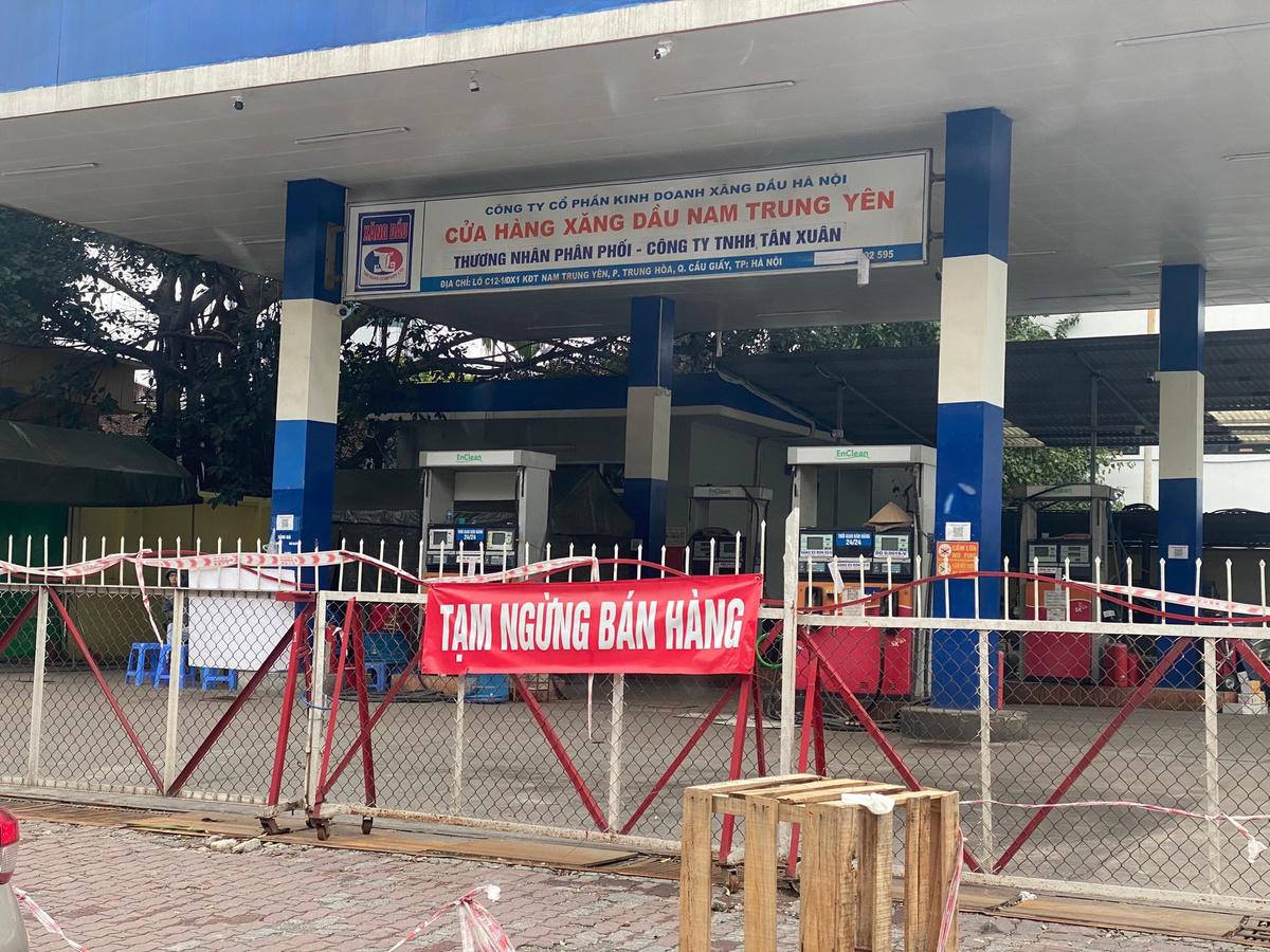 Đứt gãy nguồn cung thời gian qua khiến nhiều cây xăng đóng cửa.