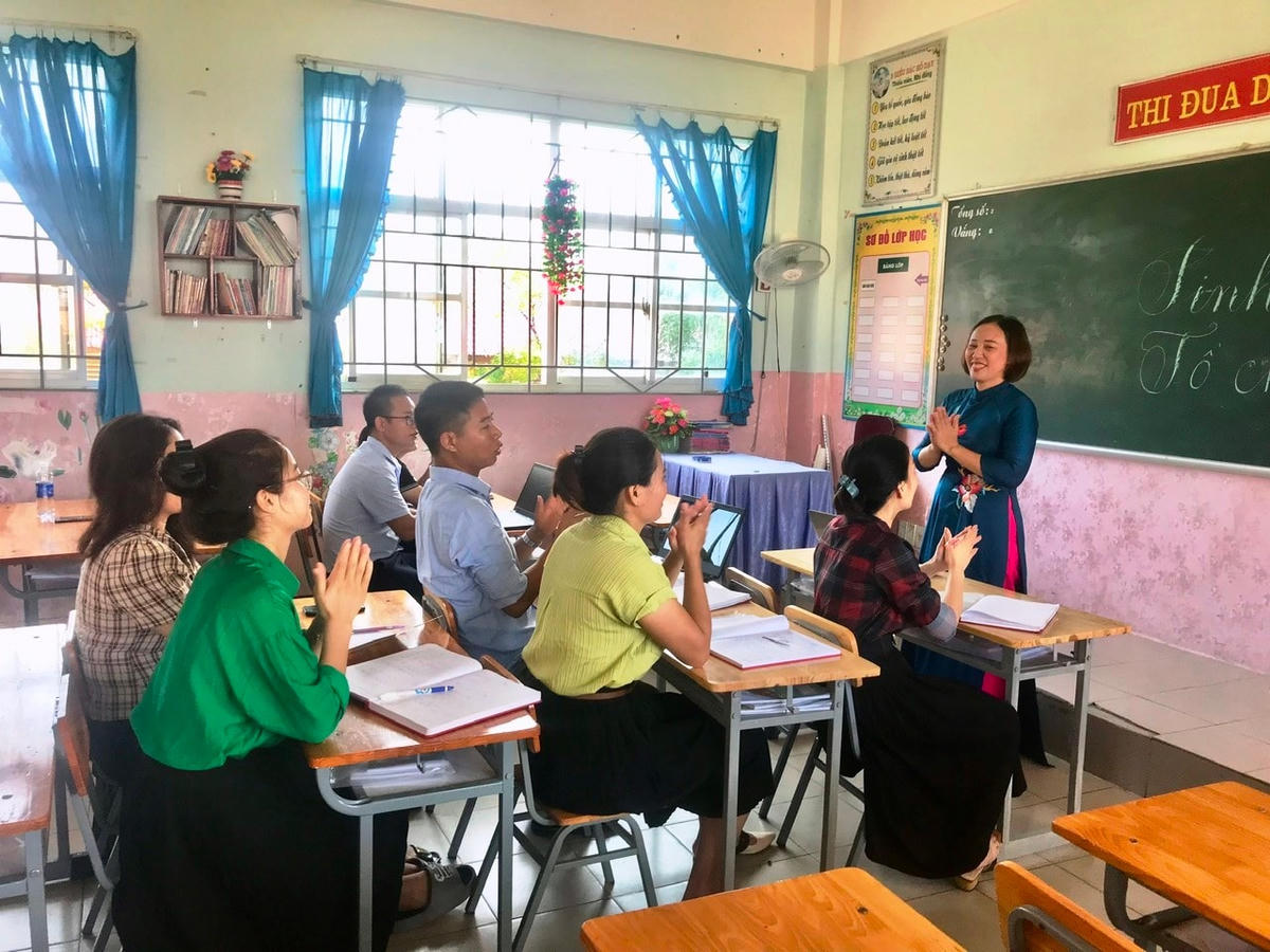 Tổ chuyên môn do cô Trần Thị Hoài Thu phụ trách tổ chức hội ý.