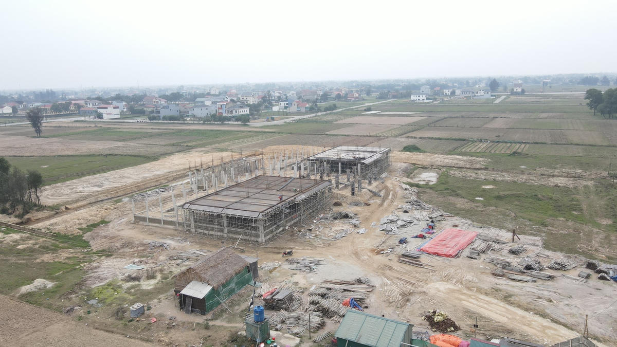Đã hết hạn thi công công trình nhưng công trình mới xong phần thô tầng 1. Ảnh: Cẩm Kỳ.