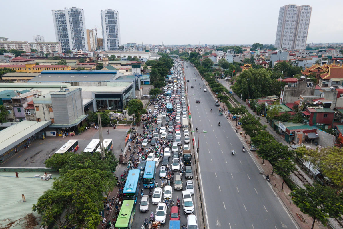 Các phương tiện di chuyển chậm phải mất từ 10-15 phút mới có thể thoát khỏi được đoạn đường trước công bến xe Nước Ngầm.