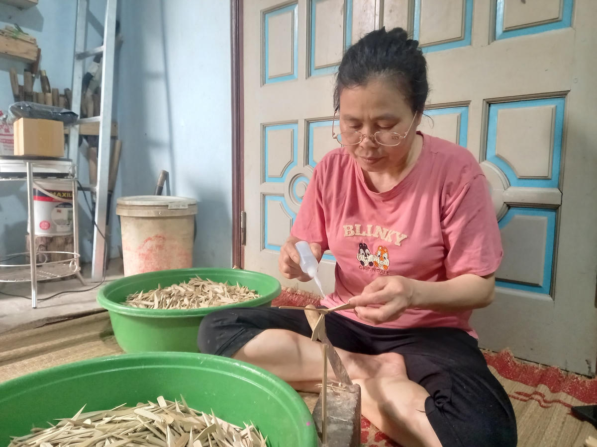 Công đoạn lắp ghép các bộ phận để hình thành một con chuồn chuồn.