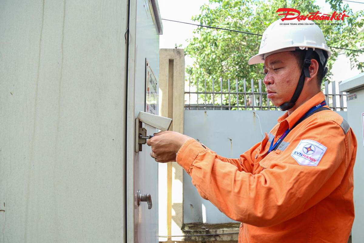 Theo anh Thái, ngày hôm nay anh được công ty cử đi kiểm tra trạm biến áp tại Trường THCS Mỹ Đình 1, sau một hồi kiểm tra bằng các thiết bị chuyên dụng, mọi thông số của các thiết bị lưới điện đều đảm bảo an toàn vận hành.