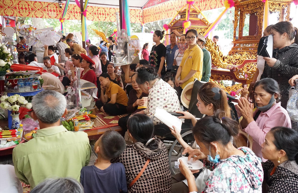 Dân gian truyền tai nhau rằng, đền Cô Bơ rất linh, ai hữu sự đến kêu van cửa cô chỉ cần nhất tâm, lòng thành lễ bạc đều được như ý nên danh tiếng cô vang lừng khắp nơi nơi.