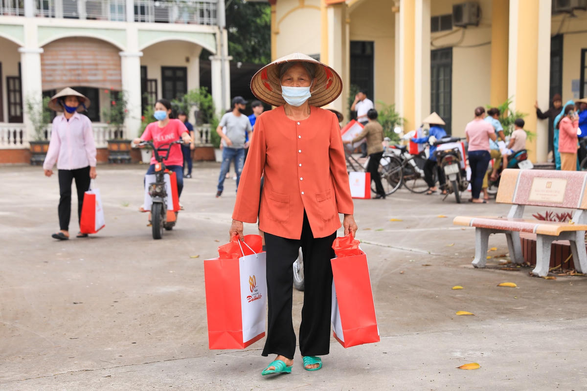 Báo Đại Đoàn Kết trao đi hàng trăm suất quà đến với những hoàn cảnh khó khăn