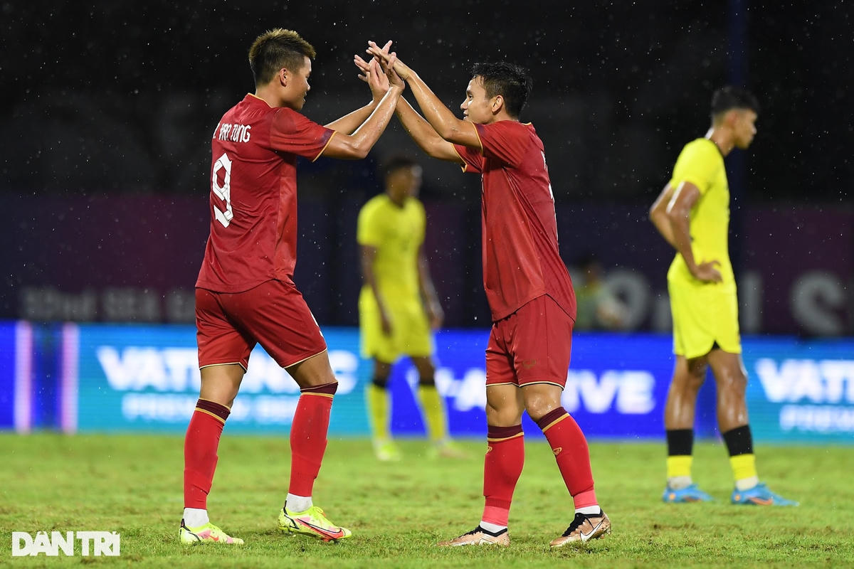 Văn Tùng ăn mừng bàn thắng nâng tỷ số lên 2-0 (Ảnh: Mạnh Quân/ Dân Trí).