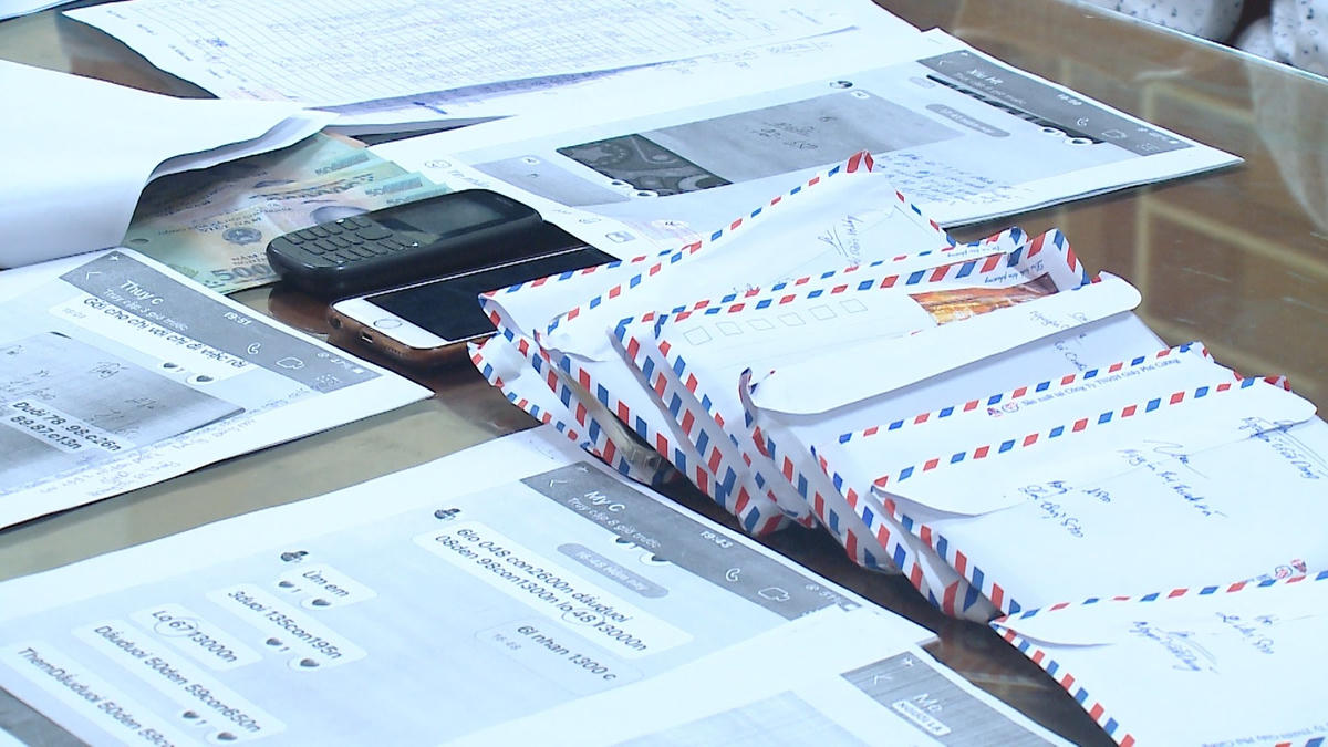 20 điện thoại di động cùng 70 bảng đề bị thu giữ.