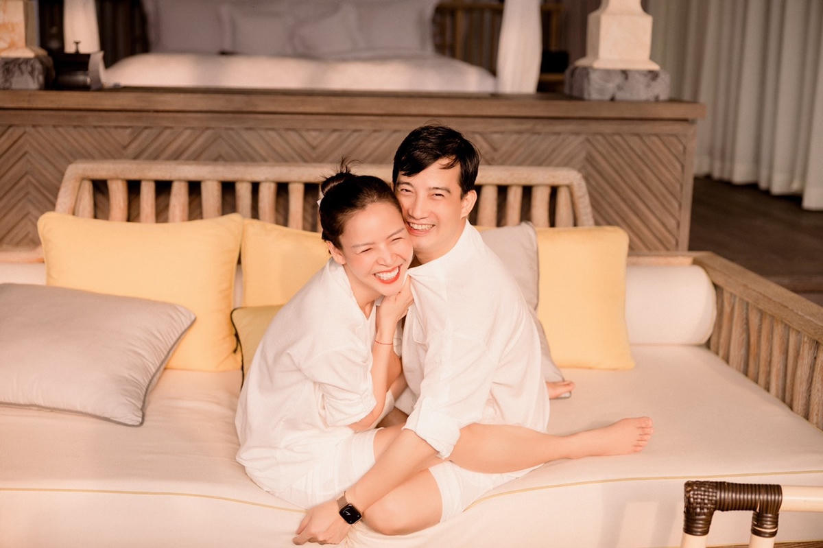 Bà xã diễn viên Hồng Quang chia sẻ việc bị chồng trêu khi đóng cảnh nóng với bạn diễn kém 7 tuổi. 