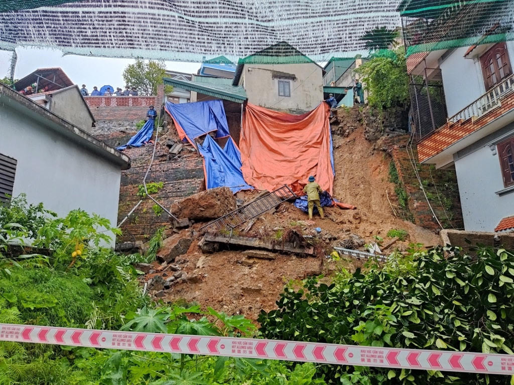 Lực lượng chức năng khắc phục điểm sạt lở tại tổ 4, khu 7, phường Bãi Cháy, TP Hạ Long.