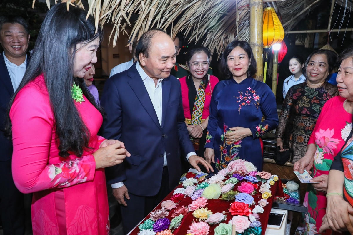 Chủ tịch nước Nguyễn Xuân Phúc tham quan gian hàng tại Ngày hội.