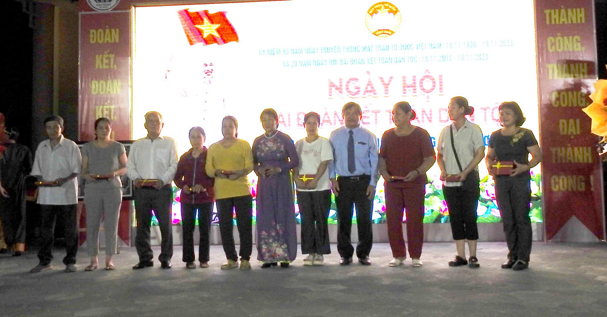 Các hộ dân nhận quà trong Ngày hội. Ảnh: Thanh Tùng.