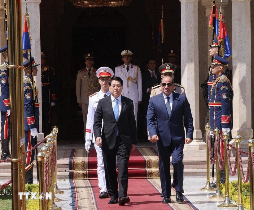 Tổng thống Ai Cập Abdel Fattah El-Sisi đón Chủ tịch nước Lương Cường. (Ảnh: Lâm Khánh/TTXVN)
