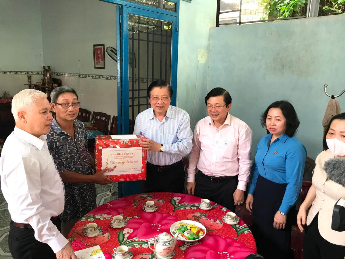 Ông Phan Đình Trạc, ông Nguyễn Hữu Dũng và lãnh đạo tỉnh Bình Dương trao quà đến một gia đình có hoàn cảnh khó khăn tại TP Thủ Dầu Một.