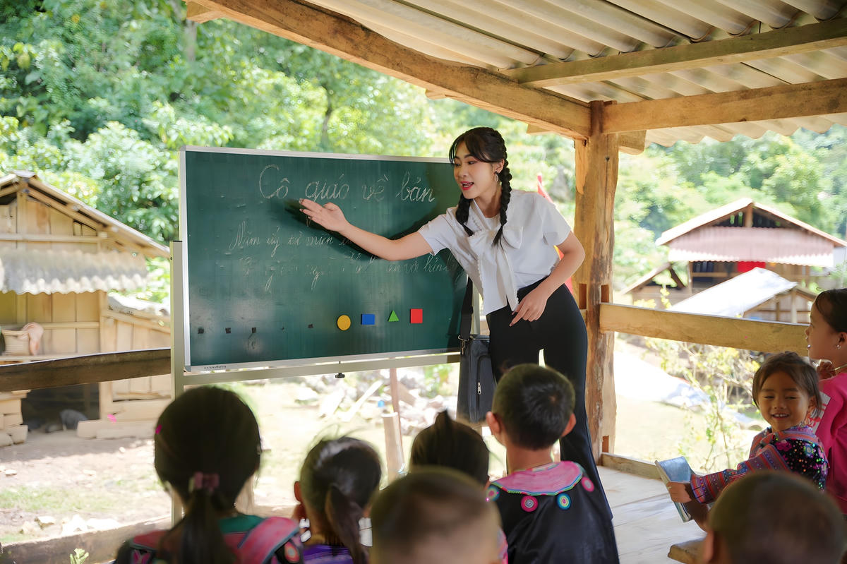 Ca sĩ Hà Myo làm cô giáo trong MV “Cô giáo về bản”. 