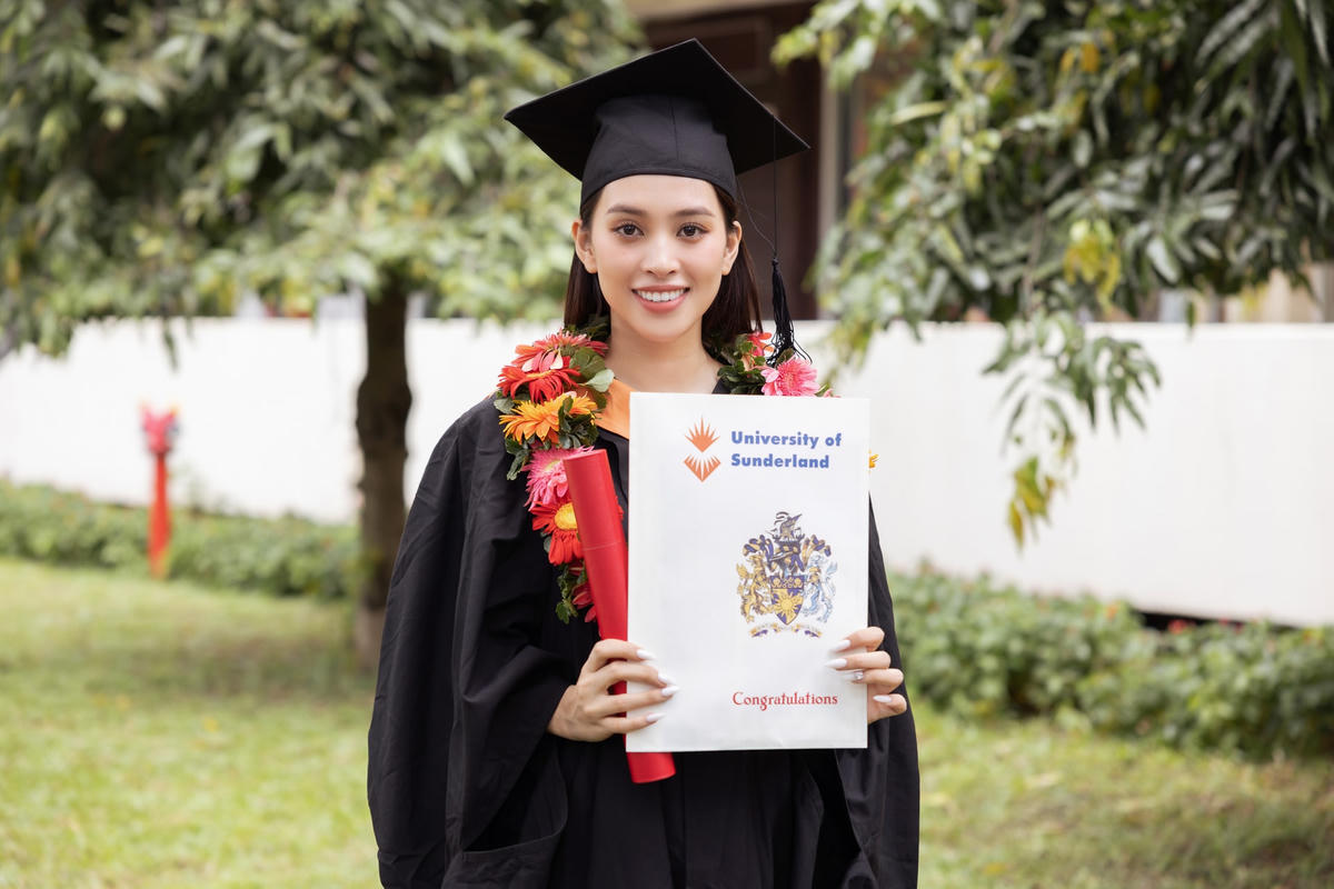 Tiểu Vy khoe khoảnh khắc tốt nghiệp đại học lên trang cá nhân. 