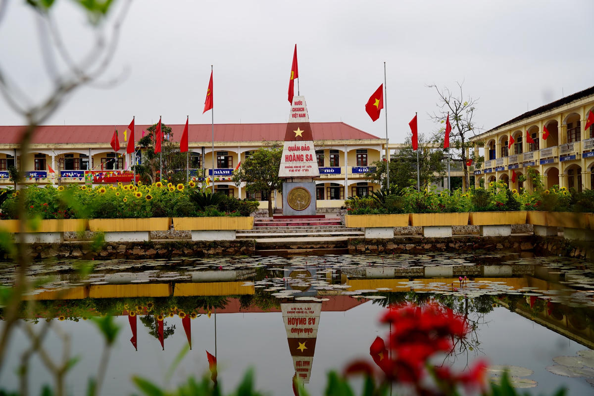 Nhằm tạo cảnh quan môi trường thân thiện, gần gũi với thiên nhiên, gần đây, Ban giám hiệu nhà trường đã quy hoạch lại, xây dựng nhiều hạng mục như: vườn hoa, khu biểu tượng chủ quyền biển đảo, thư viện xanh...