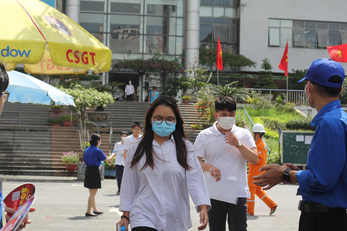 Lần lượt từng thí sinh ra về. Ảnh: Ngọc Ánh 