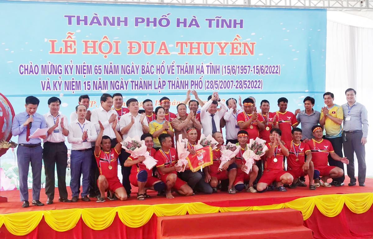 Ban tổ chức trao giải cho các đội.