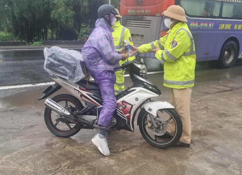 Bên cạnh đó, lực lượng CSGT tuyên truyền đến người dân chấp hành nghiệm luật giao thông đường bộ