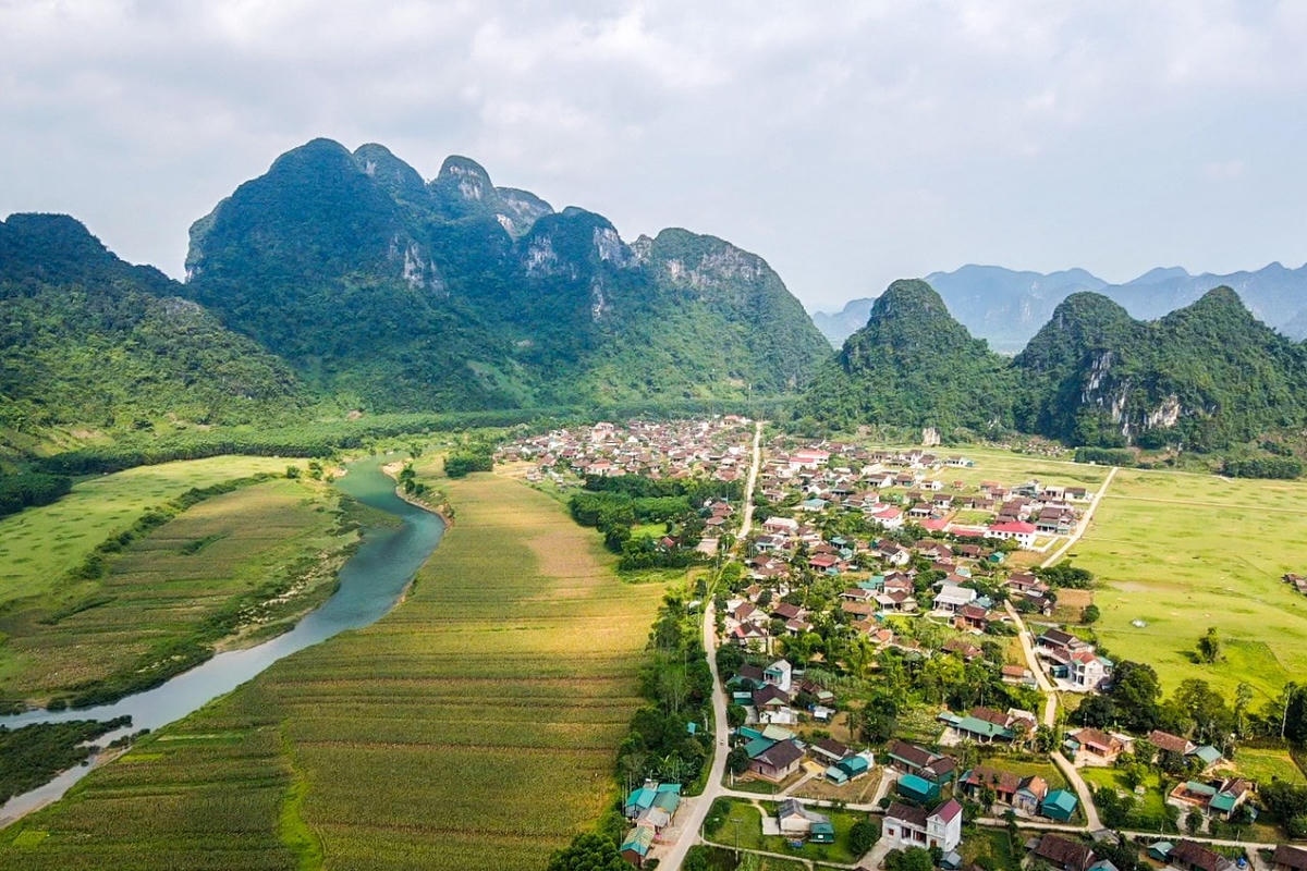 Làng du lịch Tân Hoá.