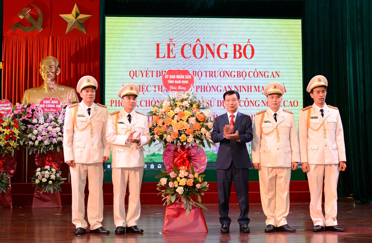 Chủ tịch UBND tỉnh Nam Định chúc mừng lãnh đạo Phòng An ninh mạng và phòng, chống tội phạm sử dụng công nghệ cao Công an tỉnh.