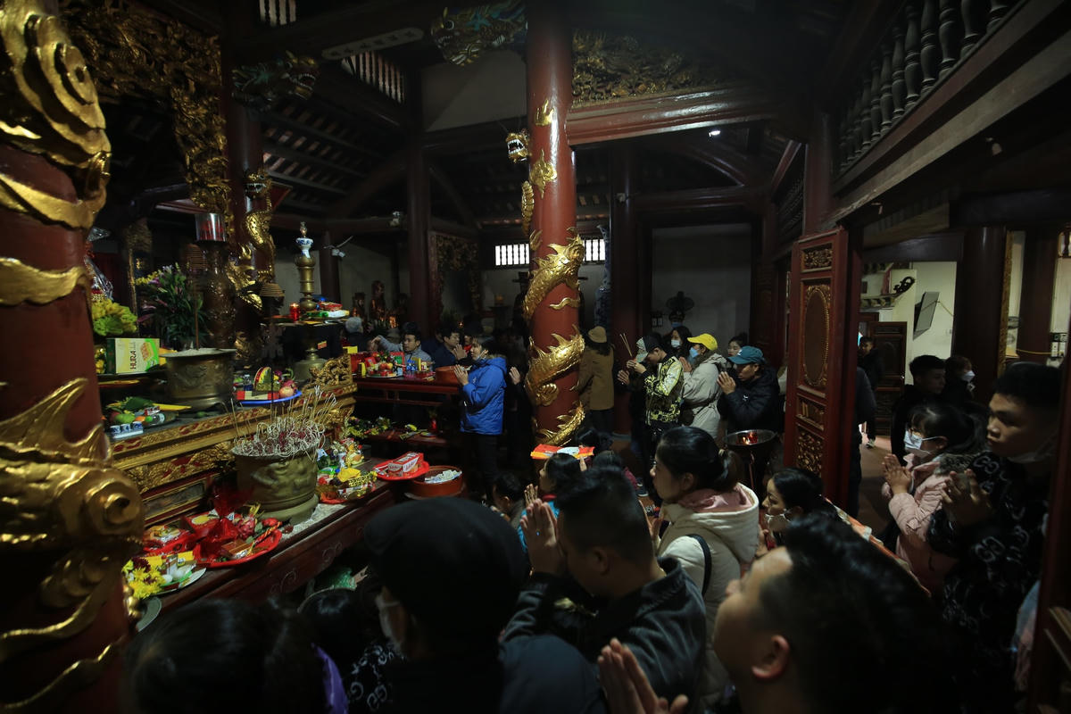 Ai nấy đều thành tâm lễ Phật cầu mong năm mới gia đình bình an, mạnh khỏe.