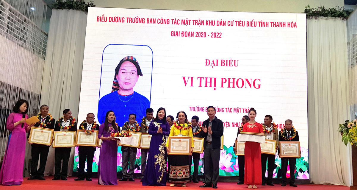 Nhân dịp này, ông Đỗ Trọng Hưng và bà Phạm Thị Thanh Thủy cùng các lãnh đạo tỉnh đã trao Bằng khen của Chủ tịch UBND tỉnh Thanh Hóa cho 50 cá nhân có thành tích xuất sắc trong thực hiện nhiệm vụ công tác Mặt trận, giai đoạn 2020 -2022, góp phần vào sự phát triển kinh tế - xã hội của tỉnh; trao Bằng khen của Ủy ban MTTQ tỉnh Thanh Hóa cho 50 cá nhân có thành tích xuất sắc trong thực hiện nhiệm vụ công tác Mặt trận, giai đoạn 2020 -2022.