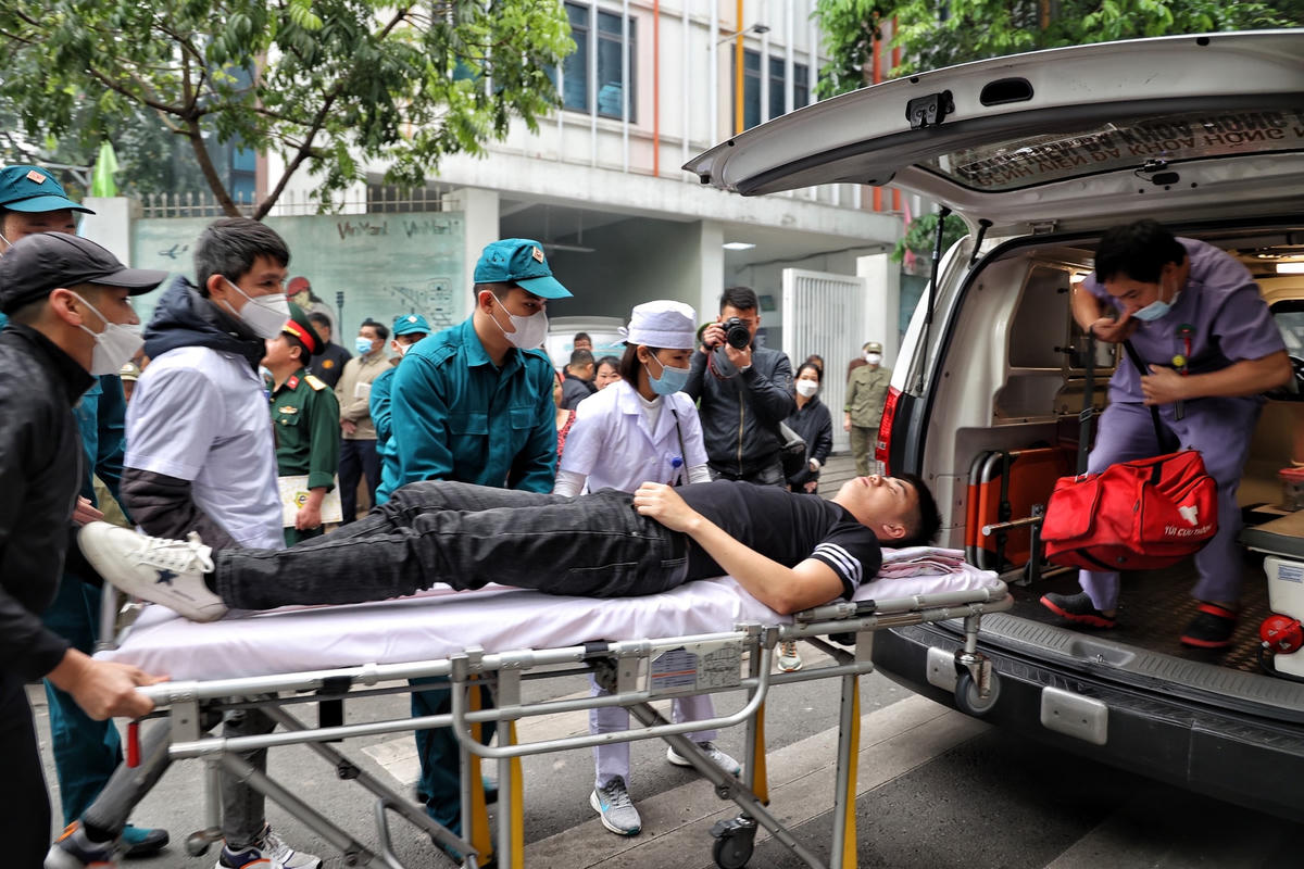  Lực lượng y tế đã nhanh chóng kiểm tra tình trạng nạn nhân và vận chuyển các nạn nhân đến bệnh viện gần nhất để kịp thời cứu chữa.