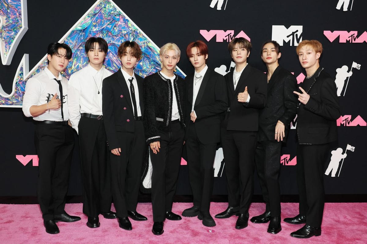 Nhóm nhạc nam Hàn Quốc Stray Kids được đề cử ở hạng mục K-Pop xuất sắc nhất đã phối hợp khéo léo trong trang phục đen trắng.