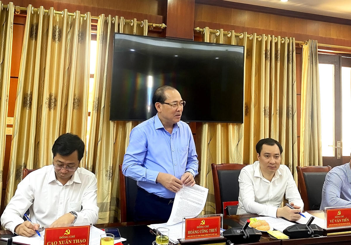 Phó Chủ tịch UBTƯ MTTQ Việt Nam Hoàng Công Thủy phát biểu tại cuộc làm việc.