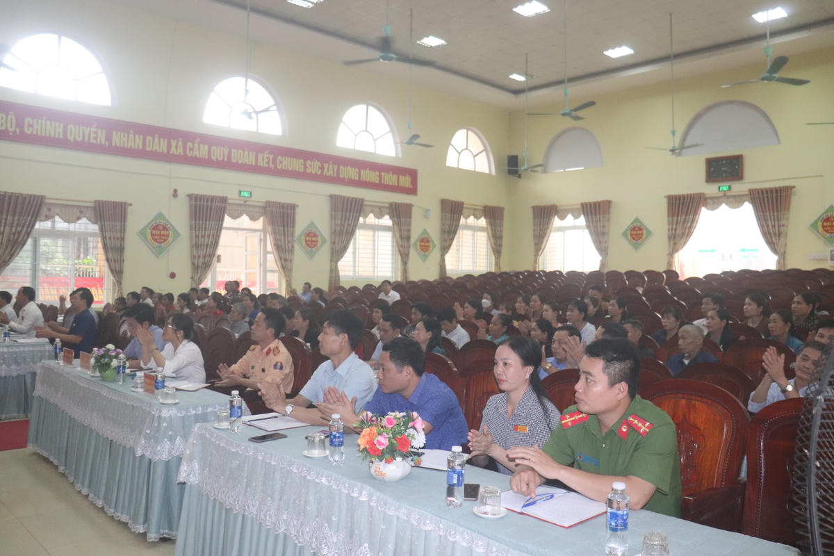 Hội nghị được tiến hành giữa 3 bên: Chính quyền - người dân- doanh nghiệp.  