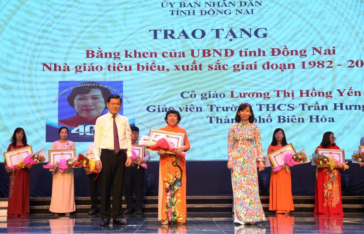 Ủy viên Trung ương Đảng, Bí thư Tỉnh ủy Đồng Nai Nguyễn Hồng Lĩnh trao bằng khen cho một nhà giáo tiêu biểu. Ảnh C.N.