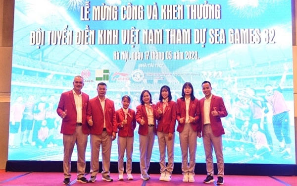 Khen thưởng Đội tuyển Điền kinh Việt Nam tham dự SEA Games 32