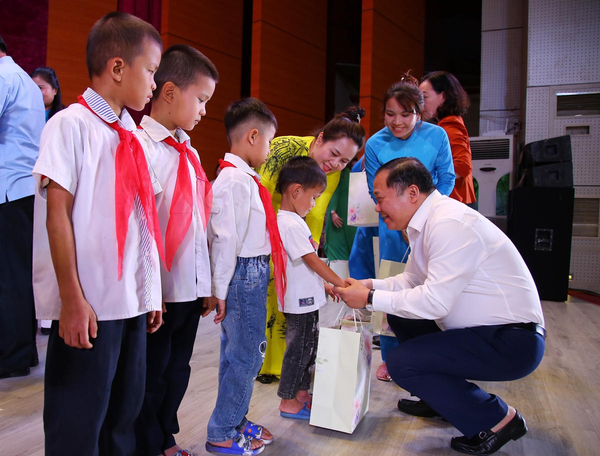 Bí thư Tỉnh uỷ Hoà Bình Nguyễn Phi Long tặng quà cho các em nhỏ có hoàn cảnh đặc biệt khó khăn.