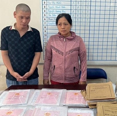 Hai đối tượng cùng tang vật tại cơ quan công an.