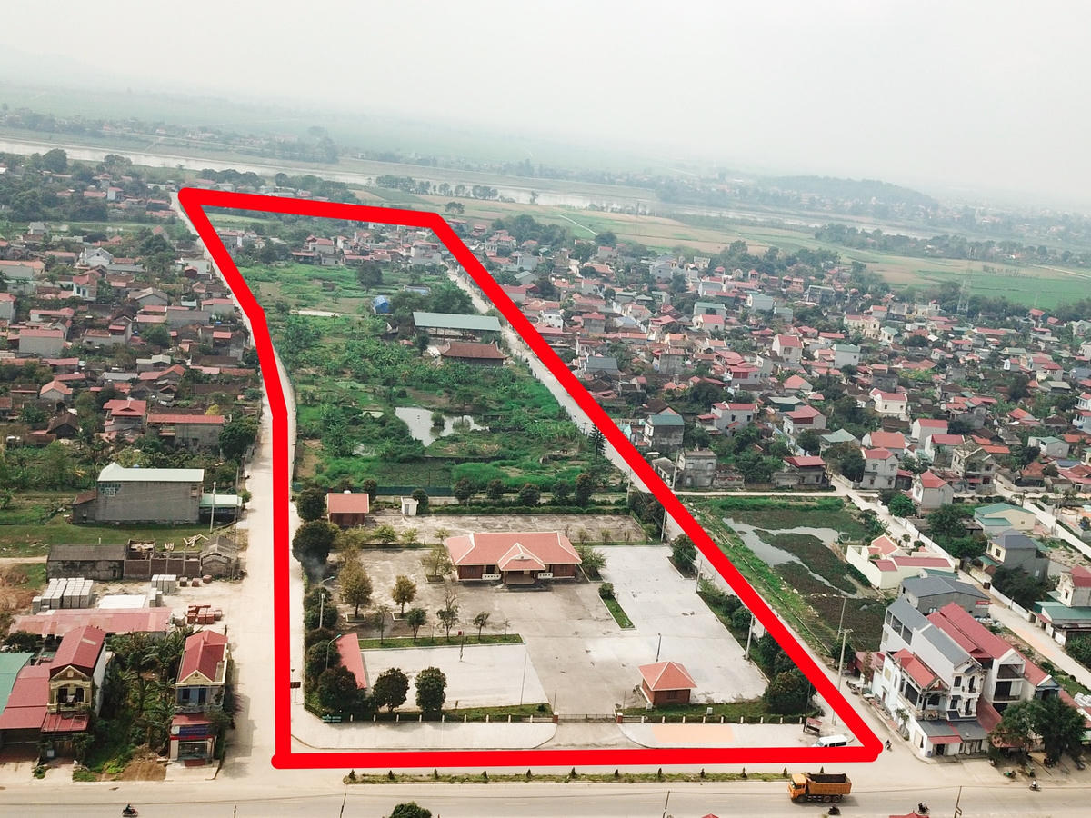 Di tích phủ Trịnh thuộc làng Bồng Thượng, xã Vĩnh Hùng, huyện Vĩnh Lộc được Bộ Văn hóa-Thông tin (nay là Bộ VHTTDL) công nhận là di tích lịch sử cấp quốc gia năm 1995. Trong lịch sử, phủ Trịnh được xây dựng trên diện tích khoảng 10ha, gồm có các hệ thống cung điện, đền đài khá hoàn chỉnh làm nơi thờ tự tổ tiên, nơi đặt hành dinh, nơi ăn ở của các chúa Trịnh (phủ từ, khu nội phủ, hành doanh, khu làm việc của các quan, khu thờ cúng, khu vườn hoa, bàn cờ…