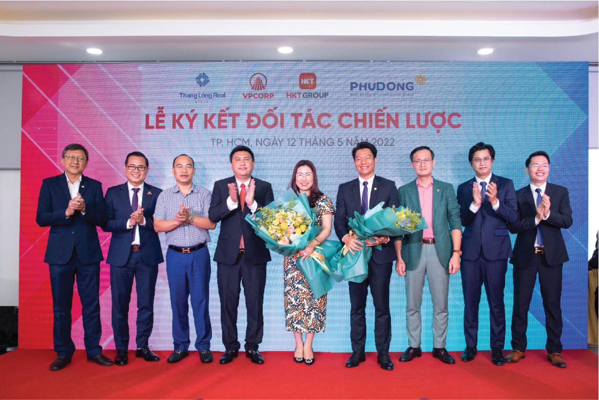 Đại diện lãnh đạo VPCORP, HKT GROUP chụp hình lưu niệm cùng các đối tác và các vị khách quý tại lễ ký kết.