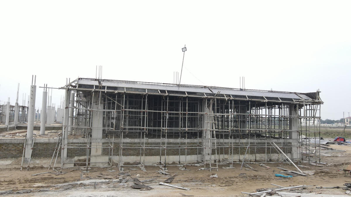 Hiện trường công trình Trung tâm Văn hóa - Truyền thông huyện Lộc Hà không một bóng người. Ảnh: Cẩm Kỳ.