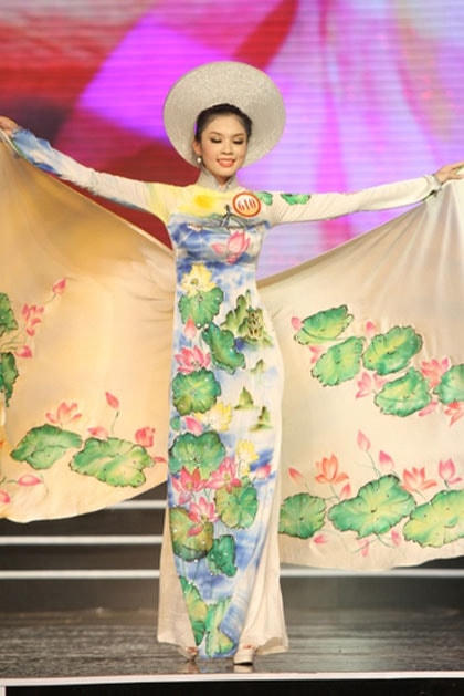 Xuân Trang xuất sắc giành giải “Người đẹp tài năng” của Hoa hậu Việt Nam 2012. 