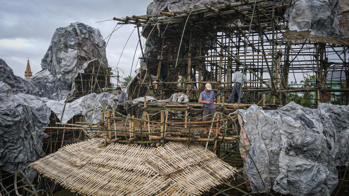 Sớm hoàn thiện để chào đón Giáng sinh, bà con giáo dân tập trung nỗ lực tối đa để hoàn thành các hạng mục.