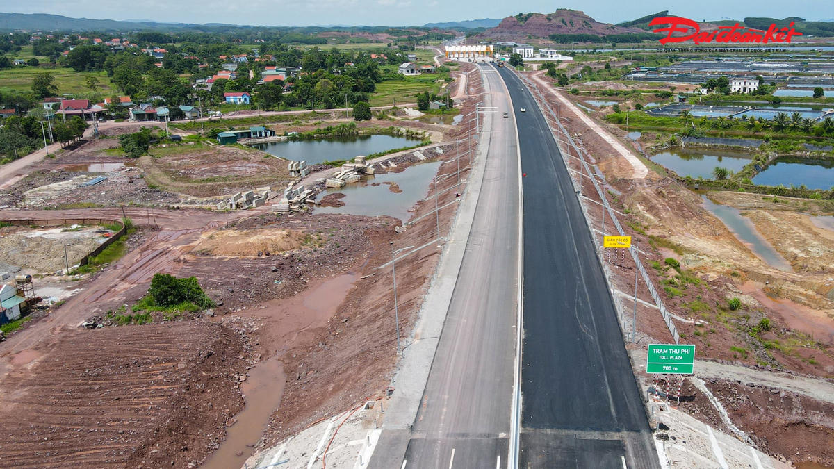 Dự án có tổng vốn đầu tư hơn 11.000 tỷ đồng, trong đó đoạn Vân Đồn - Tiên Yên (dài khoảng 16 km) được đầu tư bằng nguồn vốn ngân sách; đoạn còn lại từ Tiên Yên - Móng Cái được đầu tư bằng hình thức BOT.