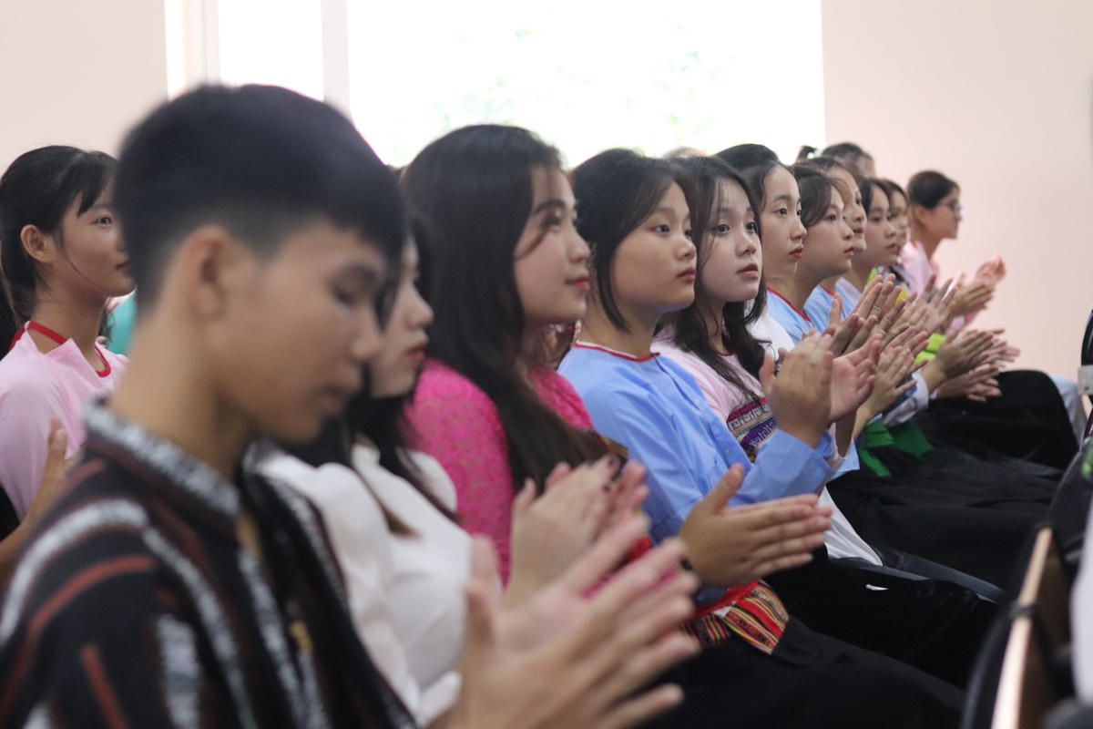 500 em học sinh và thầy cô nhà trường chào mừng các đại biểu dự lễ khai giảng.