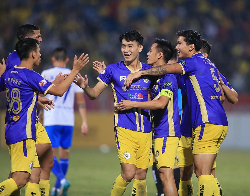 Hà Nội FC vững vàng ngôi đầu.