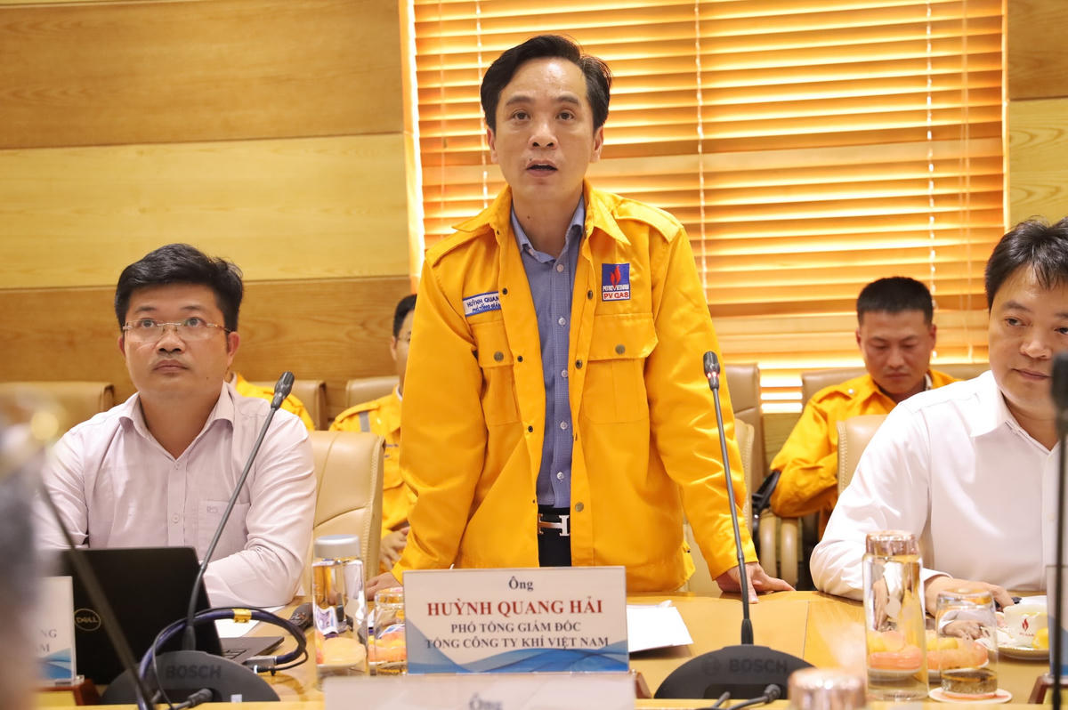 Phó Tổng Giám đốc Huỳnh Quang Hải báo cáo tiến độ xây dựng Dự án kho chứa 1 triệu tấn LNG Thị Vải