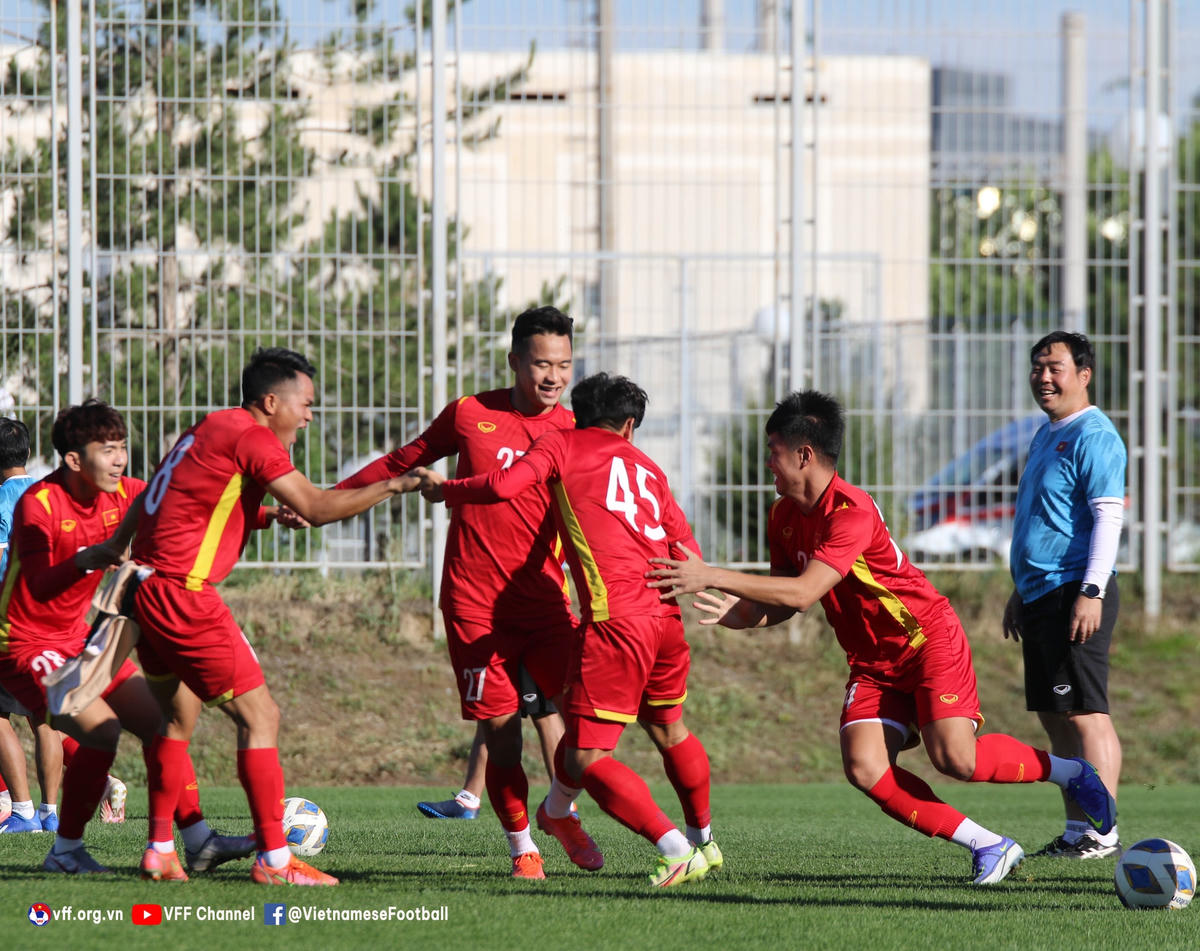Về tương quan lực lượng, U23 Việt Nam khó có thể so sánh được với U23 Hàn Quốc, vốn đang được đánh giá là ứng cử viên sáng giá để cạnh tranh ngôi địch.Tuy nhiên, với sự chuẩn bị nghiêm túc và có chiều sâu về chuyên môn của ban huấn luyện, đặc biệt là kinh nghiệm và sự hiểu biết của HLV Gong Oh Kyun về bóng đá Hàn Quốc, khán giả hoàn toàn có quyền hi vọng tới mục tiêu đạt được kết quả thuận lợi nhất cho U23 Việt Nam.Trong trận tập gần nhất chuẩn bị cho sự đối đầu với U23 Hàn Quốc, các cầu thủ đều tỏ ra rất lạc quan và tinh thần thoải mái.Tất cả đều tập trung cao độ và chăm chỉ luyện tập trước trận đấu tối nay.
