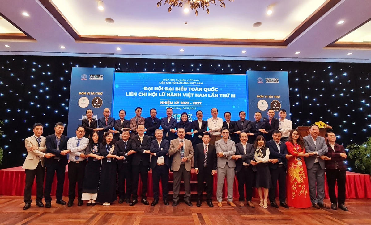 Các đại biểu, khách tham quan chụp ảnh lưu niệm trong khuôn khổ Hội chợ.
