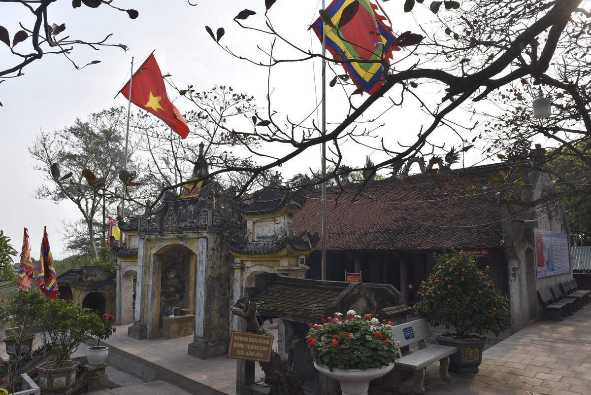 Đền Độc Cước là nơi thờ thần Độc Cước, tức vị thần có một chân - một vị thần có công trong sự nghiệp giữ nước và là vị thần bảo hộ cho sự an toàn và cuộc sống ổn định của ngư dân miền biển Sầm Sơn.   