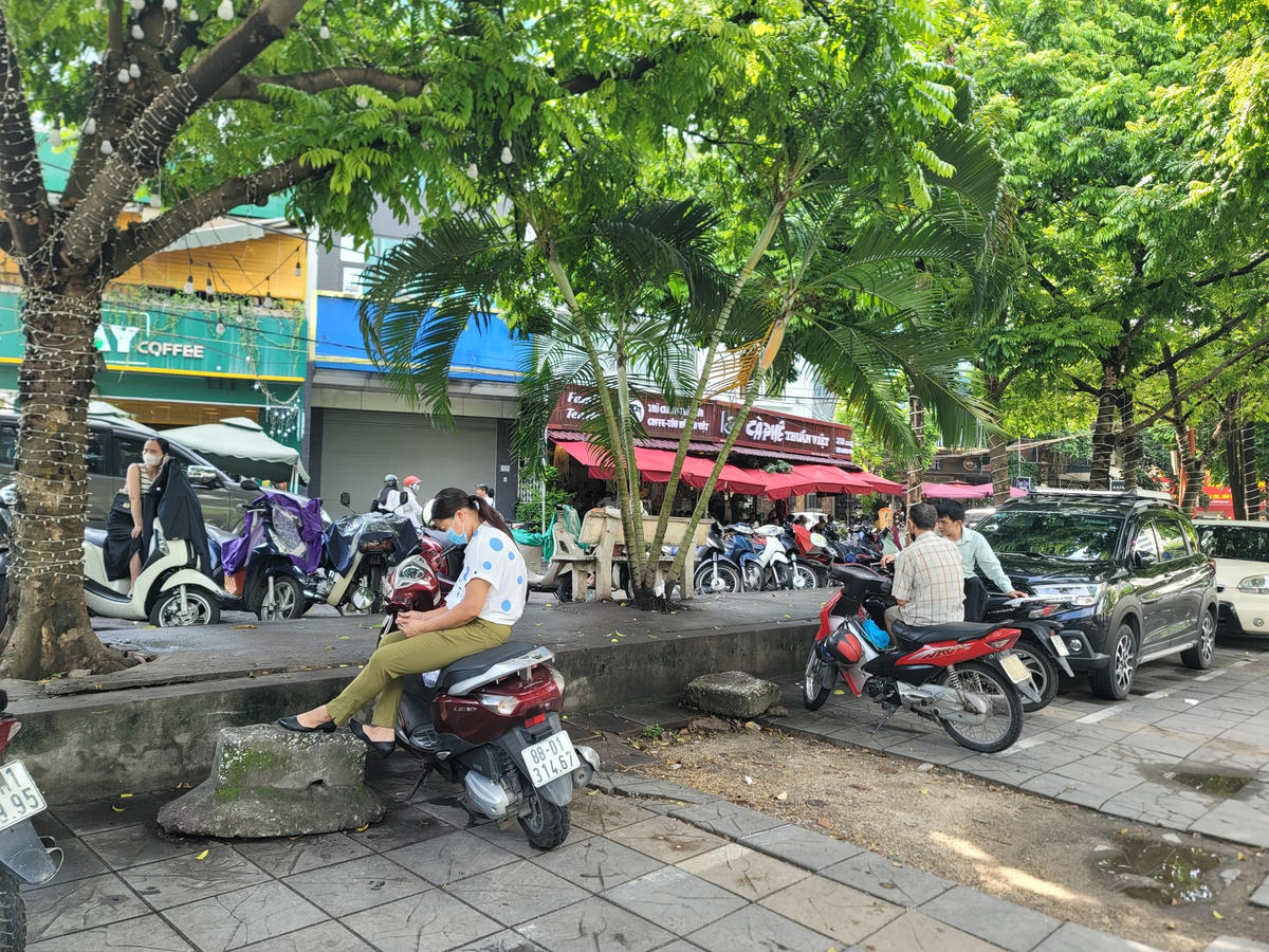 Ngồi chờ luôn tại xe máy dưới tán cây là sự lựa chọn của khá nhiều phụ huynh.